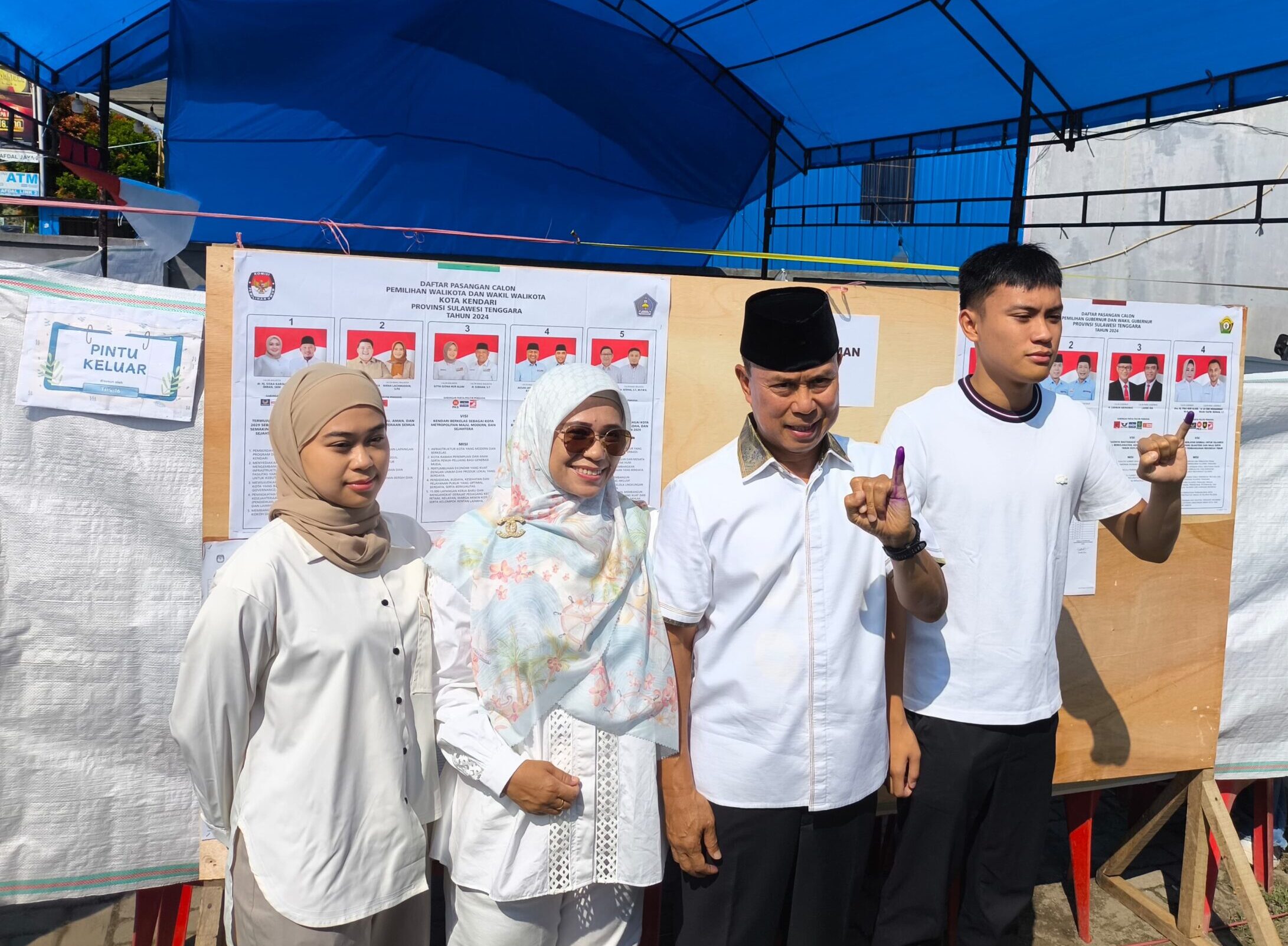 ASR Nyoblos di TPS 16 Bersama Keluraga, Kompak Kenakan Kemeja Putih