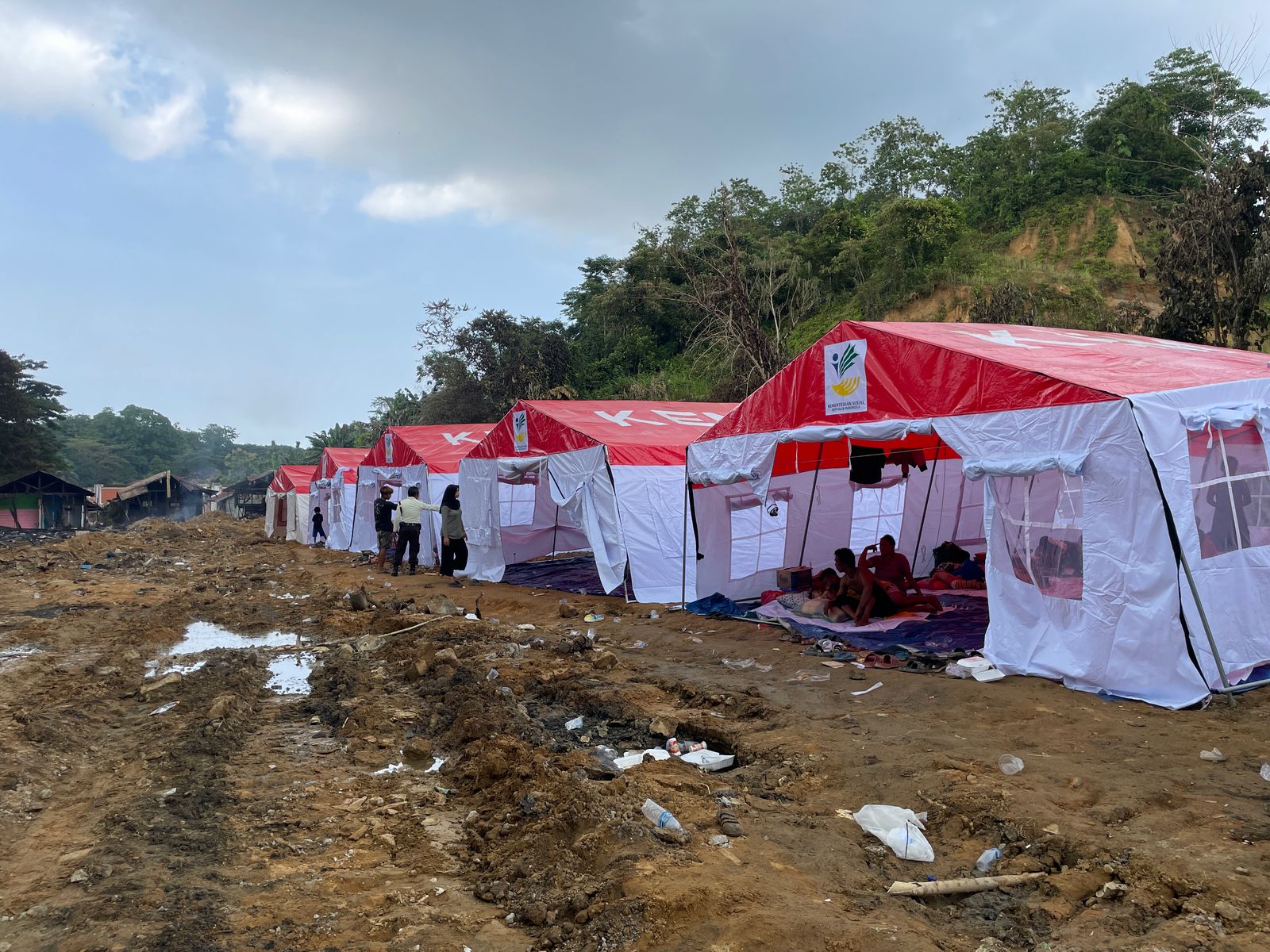 Tenda Pengungsian, Dapur hingga Toilet Umum Didirikan Pasca Kebakaran Pemukiman di TPA Puuwatu