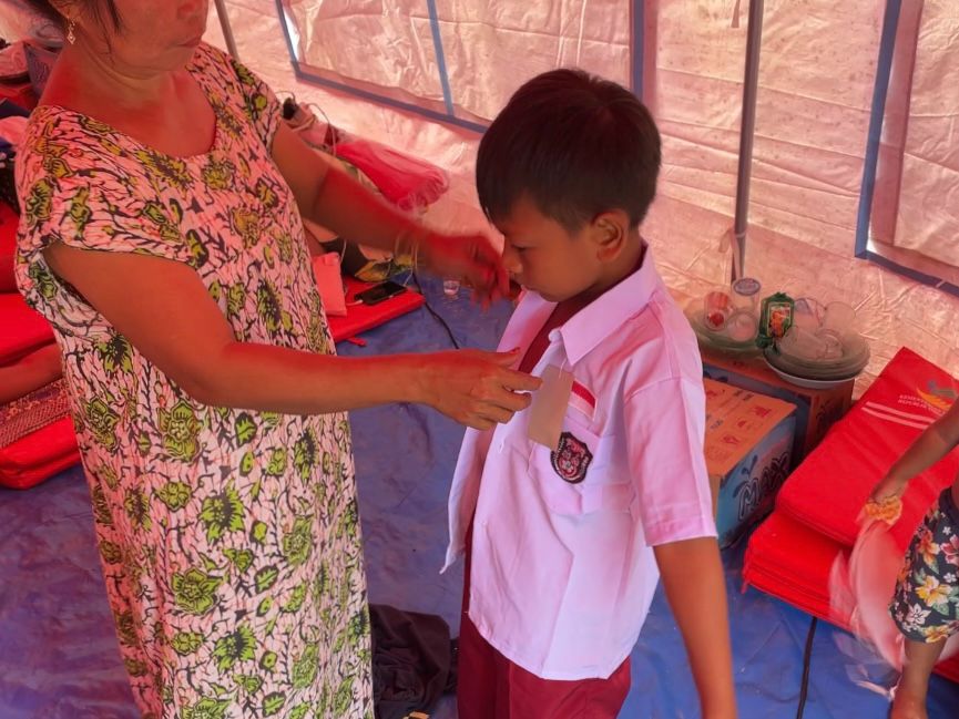 Anak-Anak Penyintas Kebakaran TPA Puuwatu Terima Bantuan Seragam Sekolah dan Popok