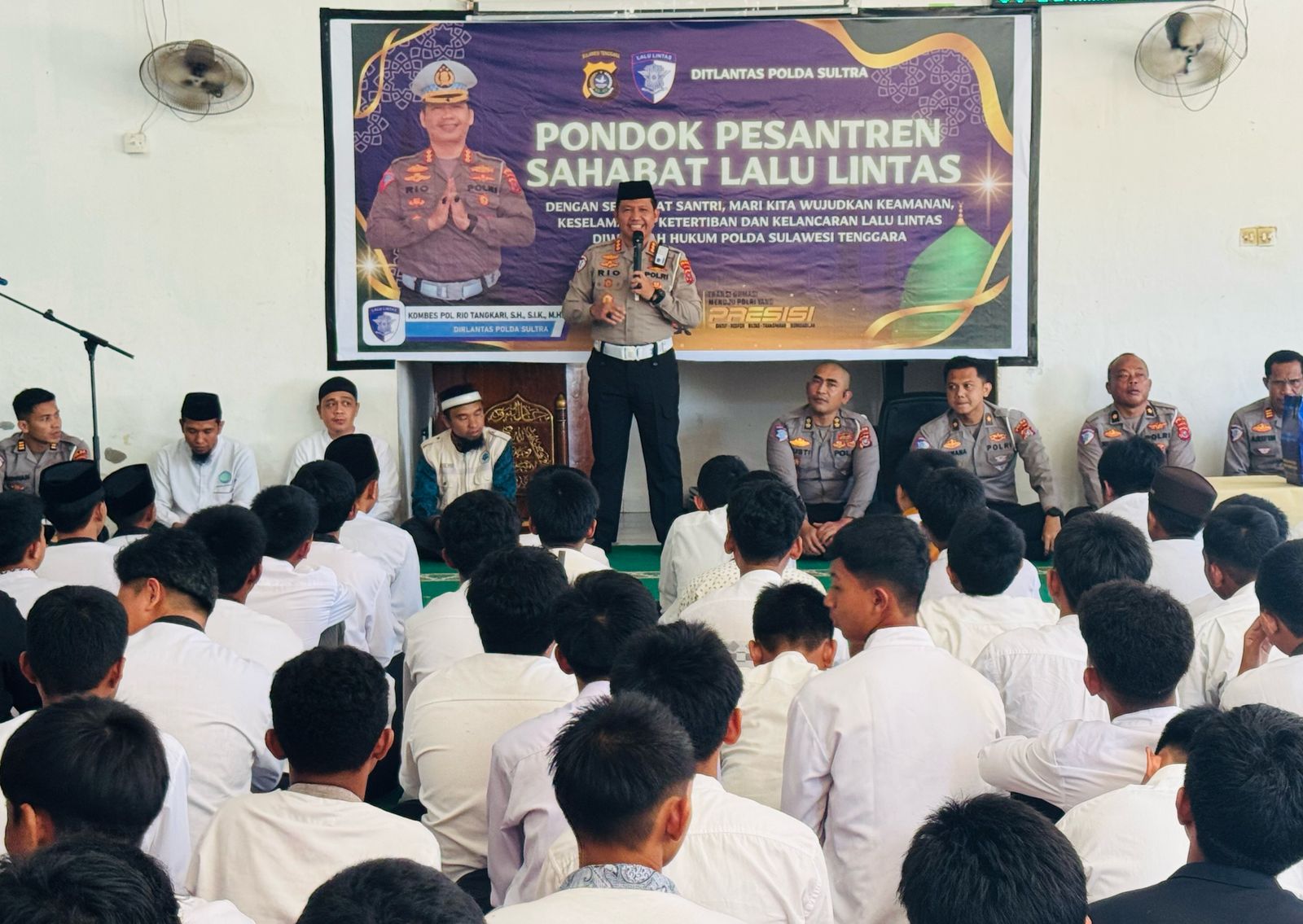 Ditlantas Polda Sultra Edukasi Santri soal Keselamatan Berkendara di Pesantren Sahabat Lalu Lintas