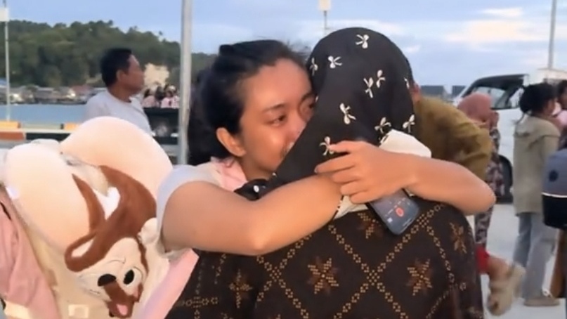 Momen Haru Mahasiswa KKN UGM di Wakatobi, Diantar Pelukan Hangat Ratusan Warga Desa hingga Pelabuhan