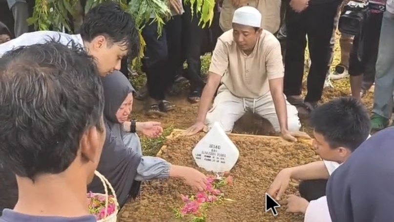 Ribuan Pelayat Iringi Pemakaman Rektor UHO Prof. Armid