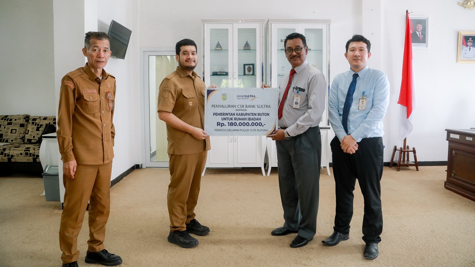 Bank Sultra Salurkan CSR Rp193 Juta untuk Rumah Ibadah dan Sanitasi di Buton