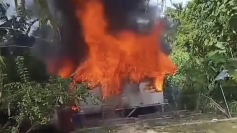 Rumah Warga di Mawasangka Buteng Dilalap Api, Damkarmat Terkendala Jarak