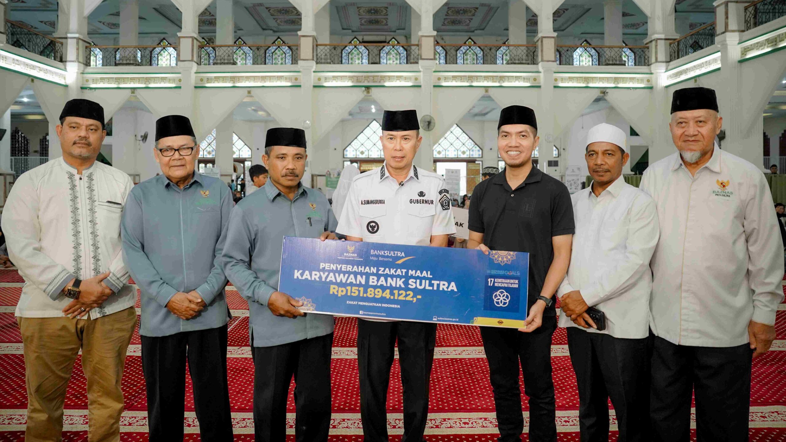 Bank Sultra Salurkan Zakat Karyawan Rp151,8 Juta melalui Baznas Sultra