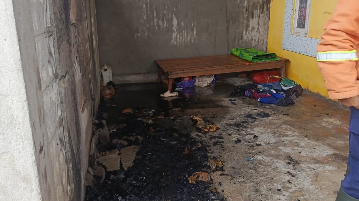 Diduga Akibat Korsleting Listrik, Rumah Warga di Baruga Kendari Dialap Api