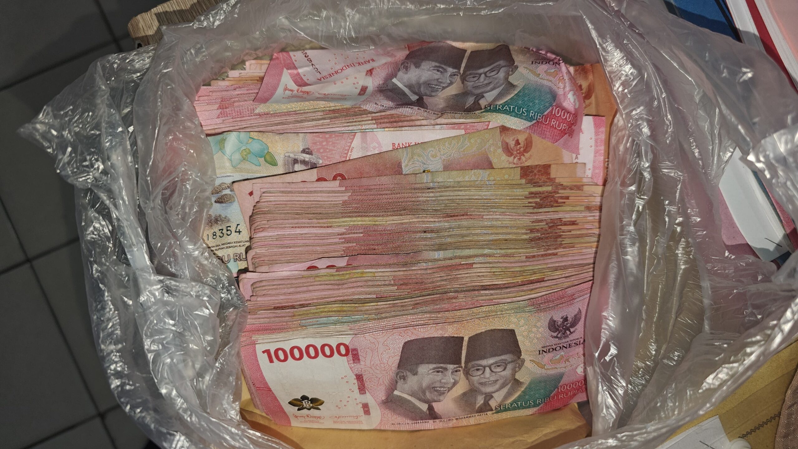 OTT Oknum LSM di Kendari, Polisi Sita Rp29,8 Juta Diduga untuk Pemblokade Jalan
